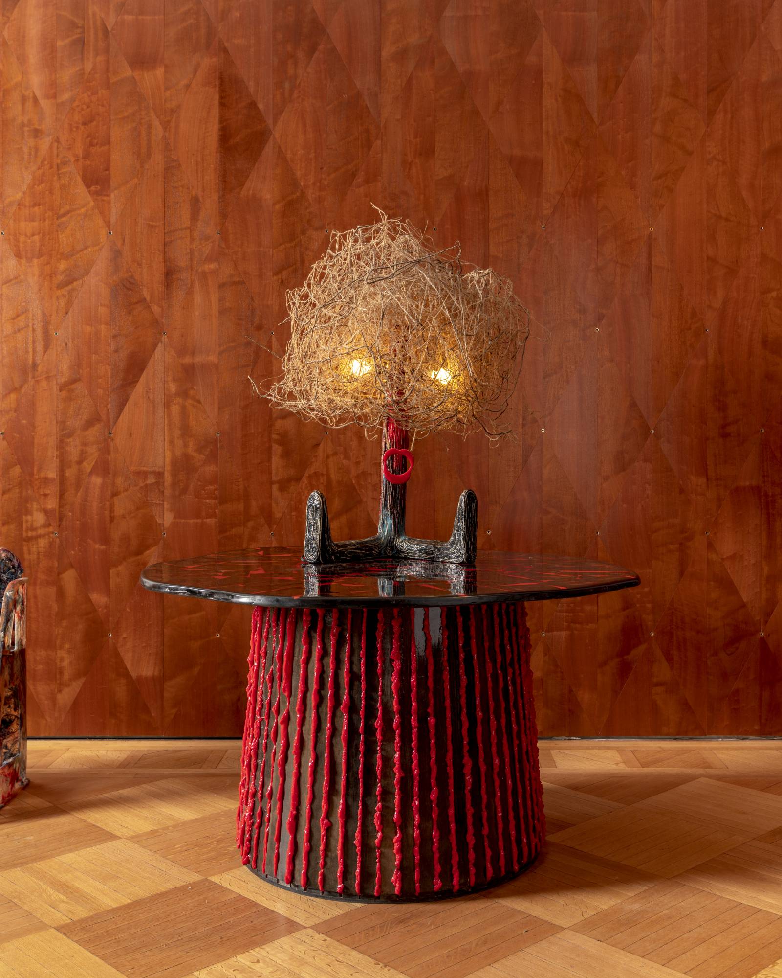 Gaetano Pesce, stół Pezzi Feltro, lampa Kid (Fot. Sean Davidson, dzięki uprzejmości Salon 94 Design © Gaetano Pesce)