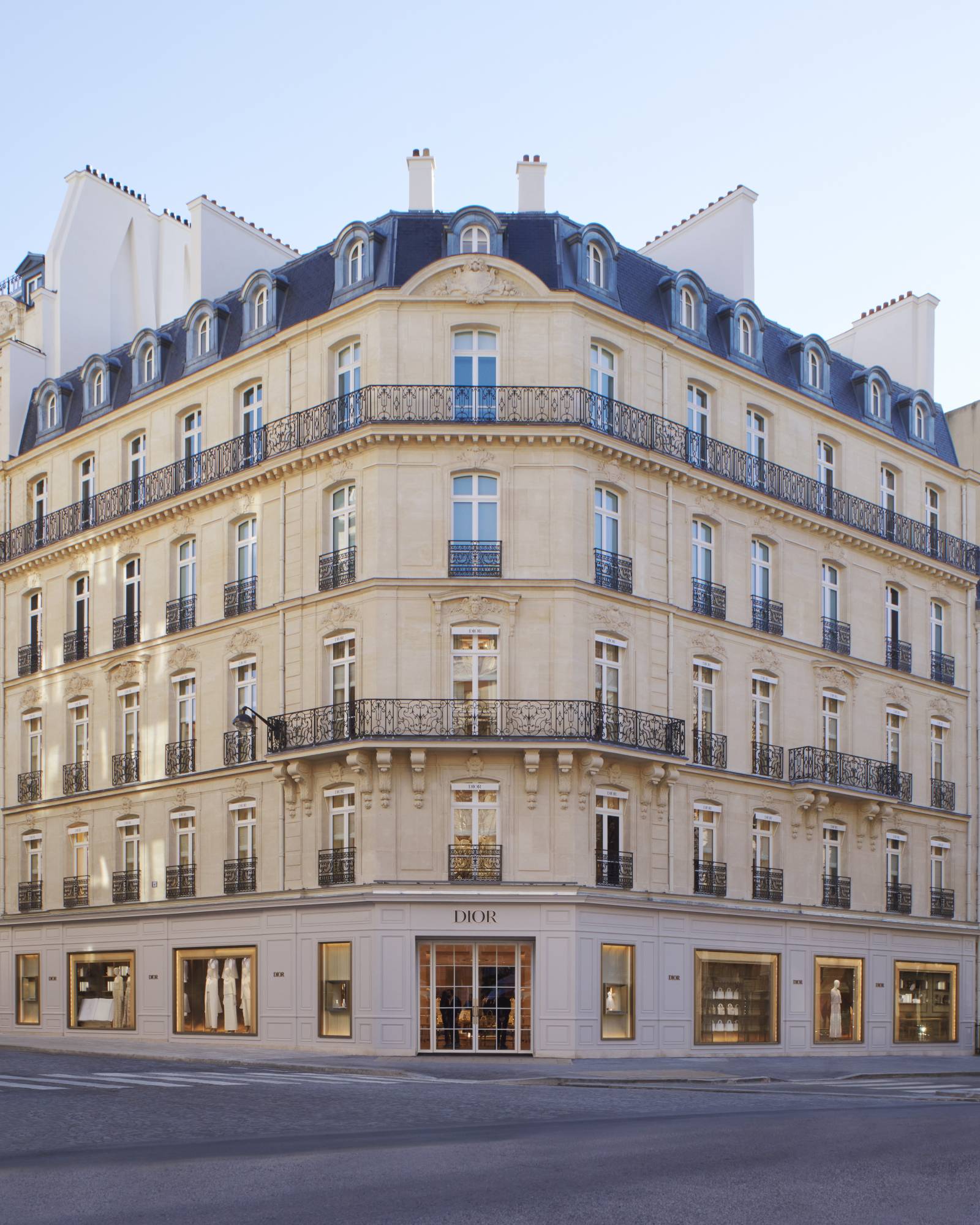 Dom mody Christian Dior przy Avenue Montaigne (Fot. Adrien Dirand)