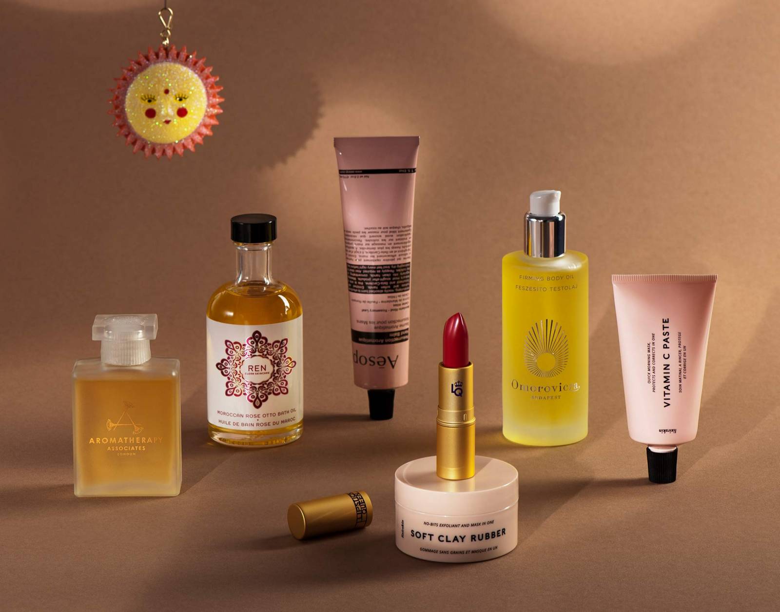 Selekcja prezentów dla kobiet. Wszystkie produkte są dostępne w  perfumeriach Galilu.