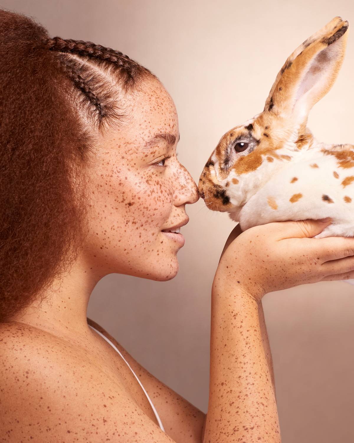 Garnier przechodzi zieloną rewolucję. Jak marka staje się bardziej zrównoważona? Rozmawiamy z Justyną Garbowską, Garnier Brand Champion & Sustainability Leader Consumer Product Division L’Oréal, oraz Michelle Thew, Chief Executive organizacji Cruelty Free International.