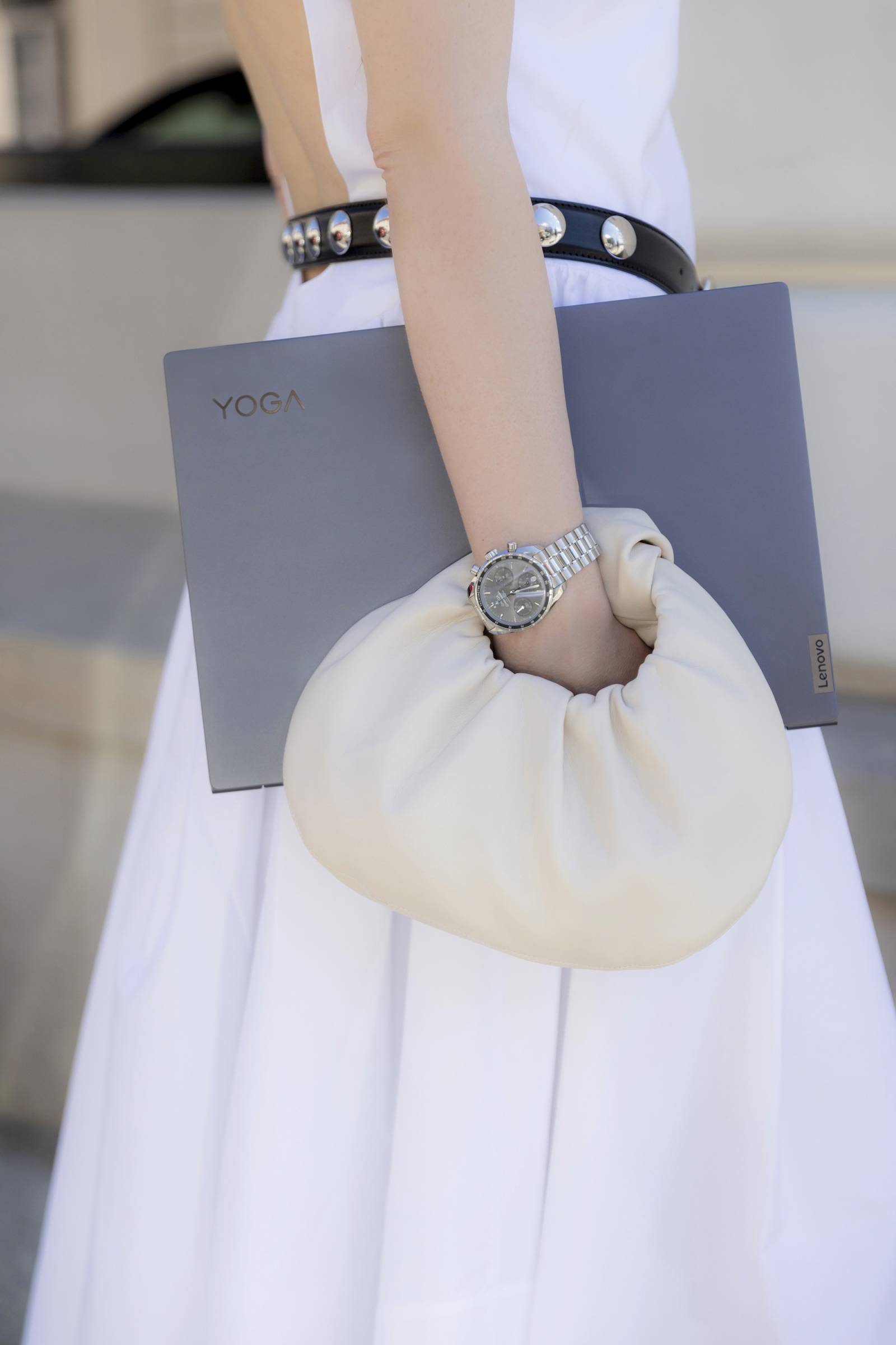 Gosia Boy z laptopem Lenovo YOGA / Fot. Kacper Godlewski