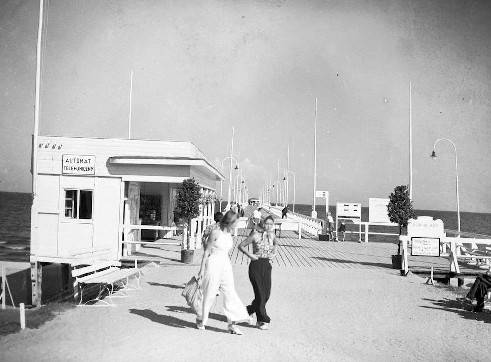 Kobiety podczas spaceru na molo, 1938–1939, NAC