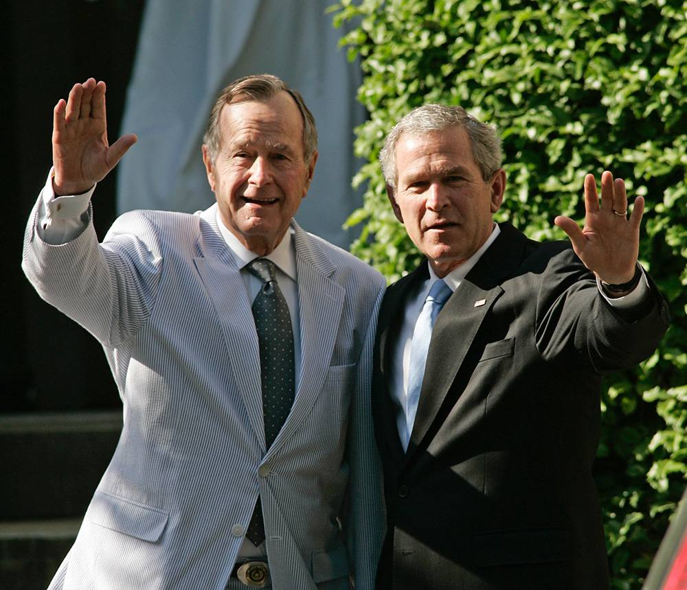Prezydent George H.W. Bush  z synem, prezydentem Georgem W. Bushem