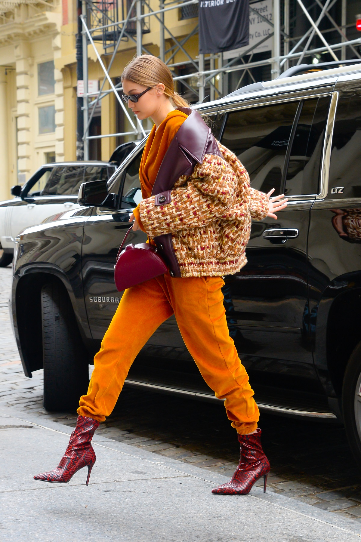 Gigi Hadid w botkach Mango w Nowym Jorku