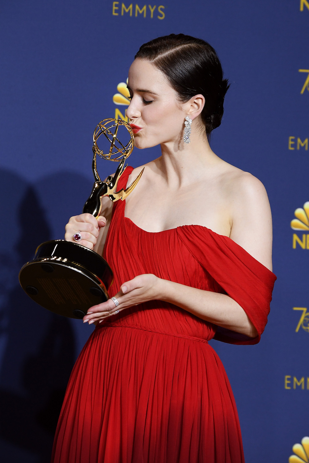 Rachel Brosnahan odbiera nagrodę za najlepszą rolę kobiecą (Fot. Getty Images)