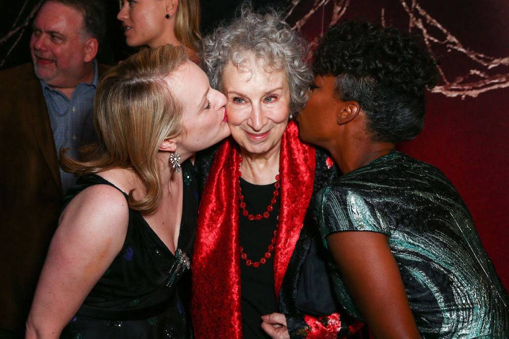 Margaret Atwood z Elisabeth Moss i Samirą Wiley z „Opowieści podręcznej” (Fot. Getty Images)