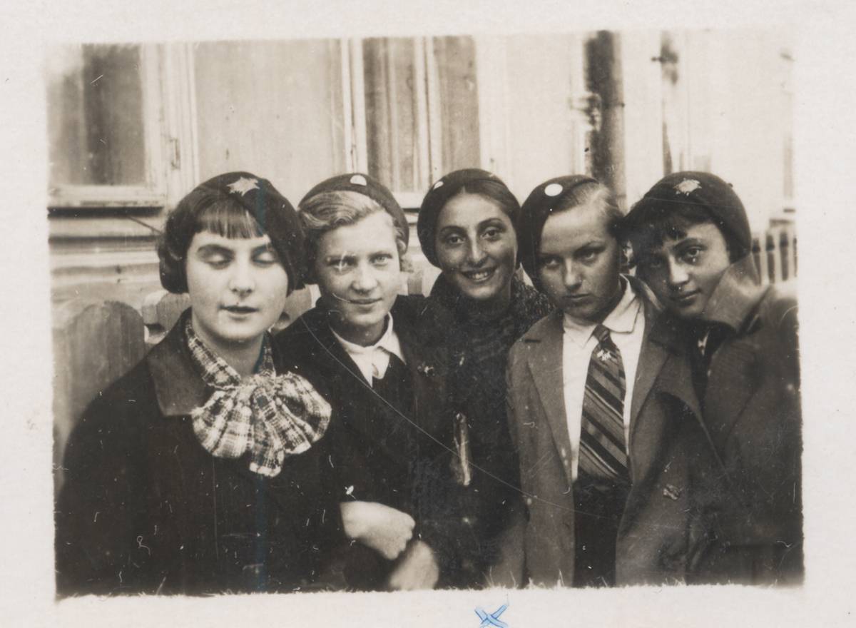 Od lewej: Blumka Fradis, Lala Tomilin, Zuzanna Ginczanka, Zofia Chmielewska, Lusia Stauber z domu Gelmont – koleżanki z Gimnazjum, Równe, IX 1933 (Fot. Muzeum Literatury)