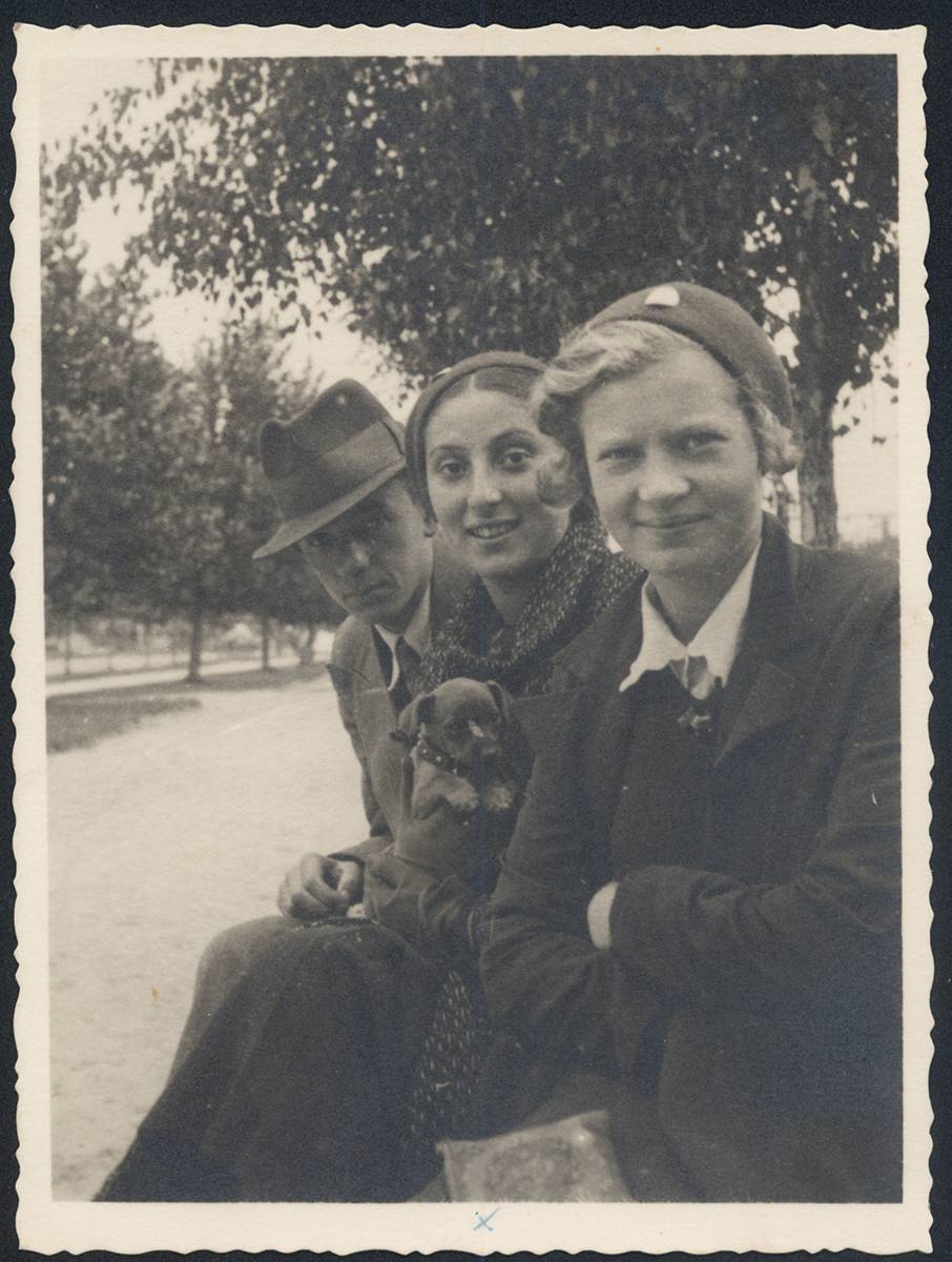 Od lewej: Jasza Lwowski, Zuzanna Ginczanka, Lala Tomilin, Równe, IX 1933