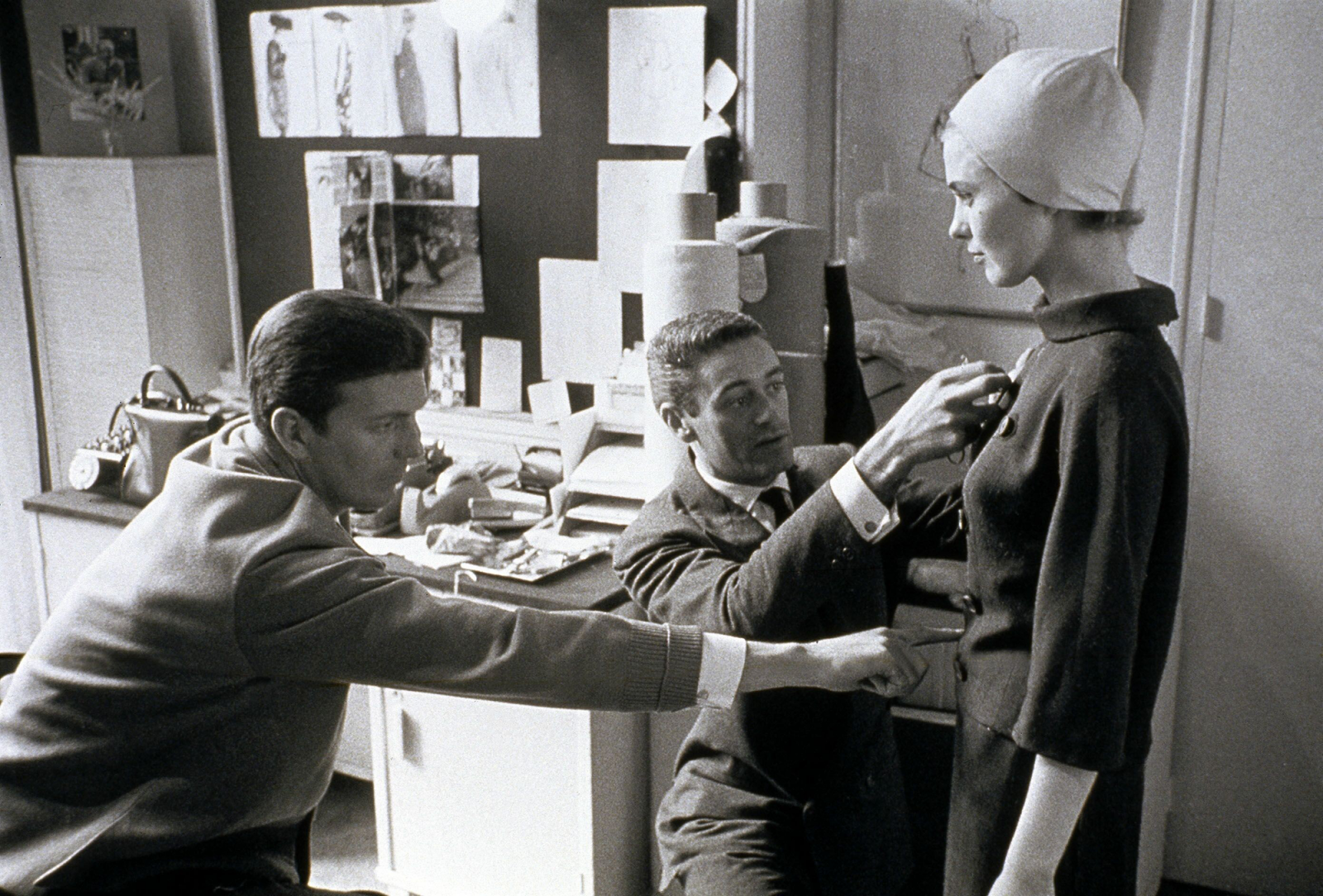 Hubert Givenchy podczas pracy (DALMAS / Fot. EAST NEWS)
