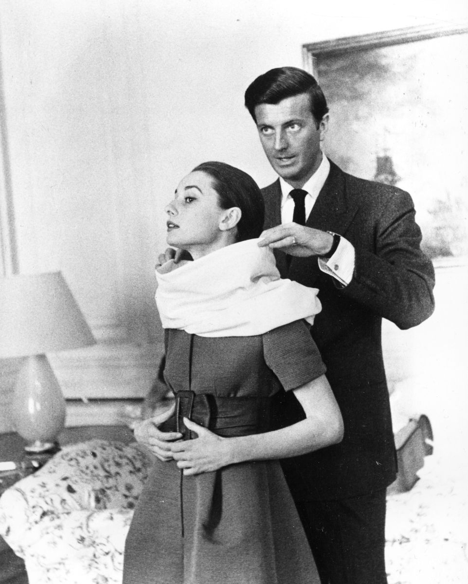 Hubert de Givenchy i Audrey Hepburn podczas przymiarek do filmu Rzymskie wakacje, 1958 rok (Fot. ASSOCIATED PRESS/FOTOLINK / EAST NEWS)