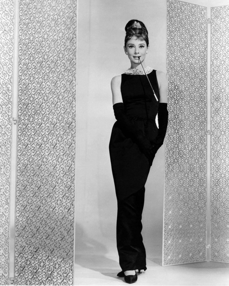 Audrey Hepburn w małej czarnej projektu Huberta de Givenchy w filmie Śniadanie u Tiffanyego (Fot. Paramount Pictures, Collection Christophel/ RnB/EAST NEWS)
