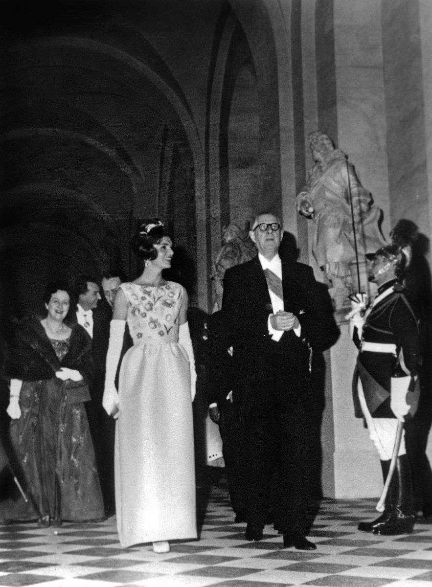 Jackie Kennedy w sukni Givenchy w towrzystwie prezydenta Francji Charlesa De Gaulle w Wersalu, 2 czerwca 1961 rok (Fot. RDA, Getty Images)