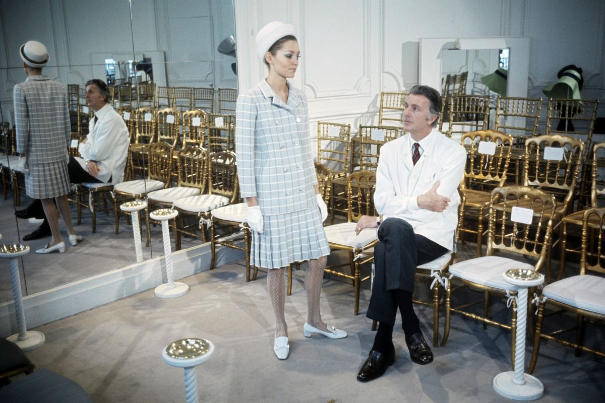 Hubert de Givenchy przygotowuję kolekcję na sezon wiosn-lato 1969 (Fot. Bernard Allemane\INA via Getty Images)