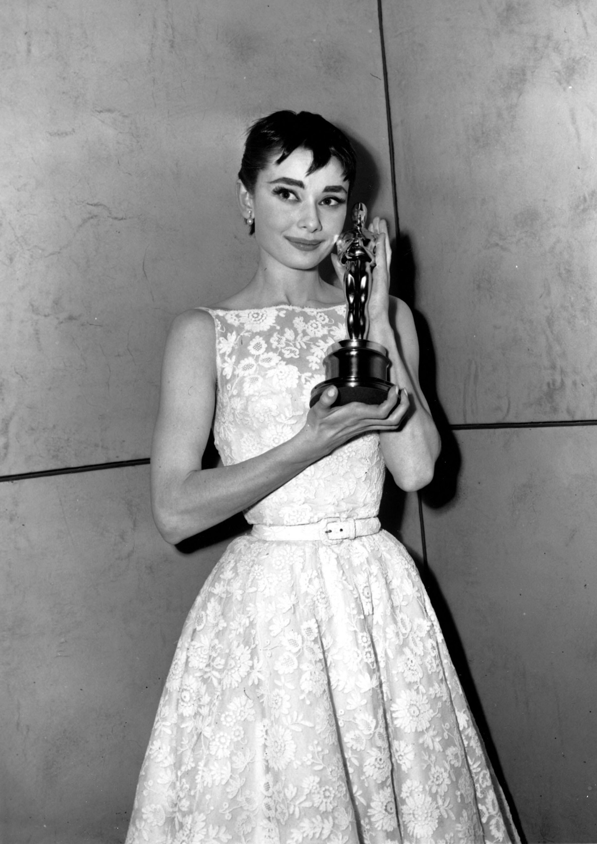 Audrey Hepburn po raz pierwszy w kreacji Givenchy, na gali rozdania Oscarów w 1954 roku