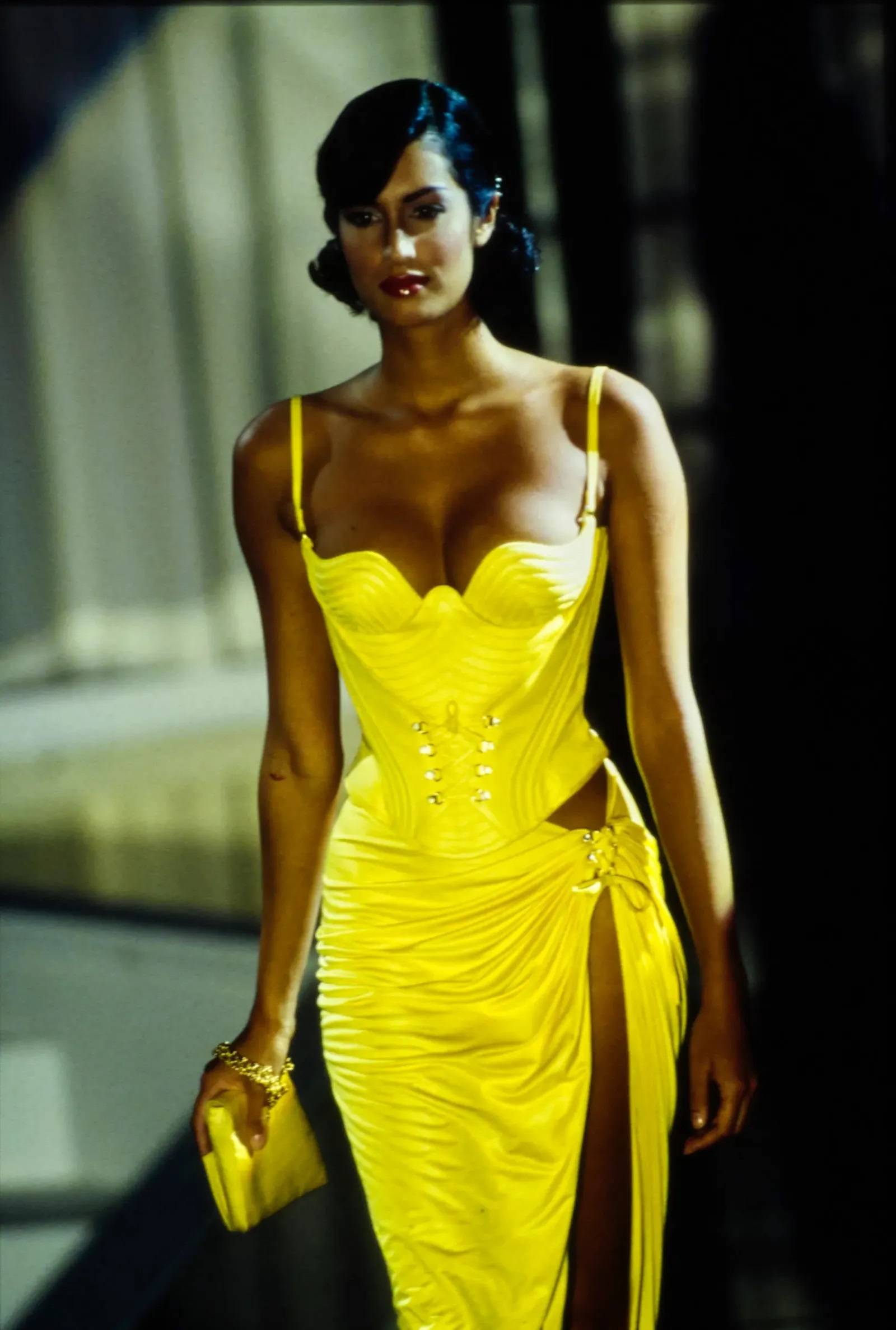 Yasmeen Ghauri na pokazie Versace wiosna-lato 1995 / Vogue Runway