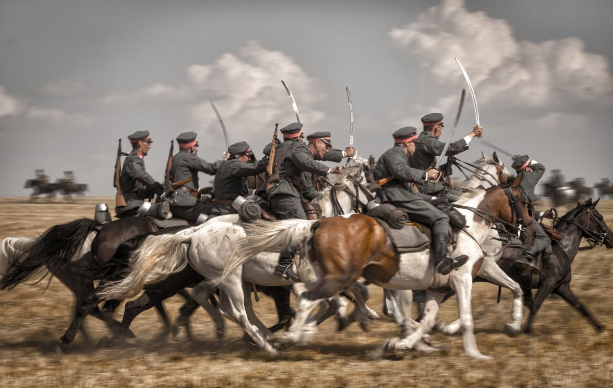 Michał Niwicz, „Polska Zbrojna”. Komarów. Rekonstrukcja bitwy pod Komarowem z 1920 roku. Scena na zdjęciu prezentuje atak polskiej kawalerii na oddziały bolszewickie. (Grand Press Photo)