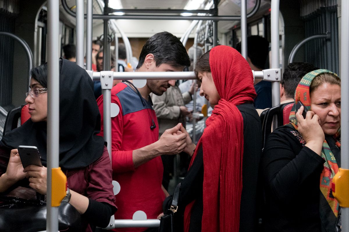 Konstancja Nowina Konopka, Agencja Fotograficzna Edytor. Iran. Przestrzeń miejskiego autobusu w Teheranie jest podzielona z przyczyn kulturowo-religijnych. (Grand Press Photo)