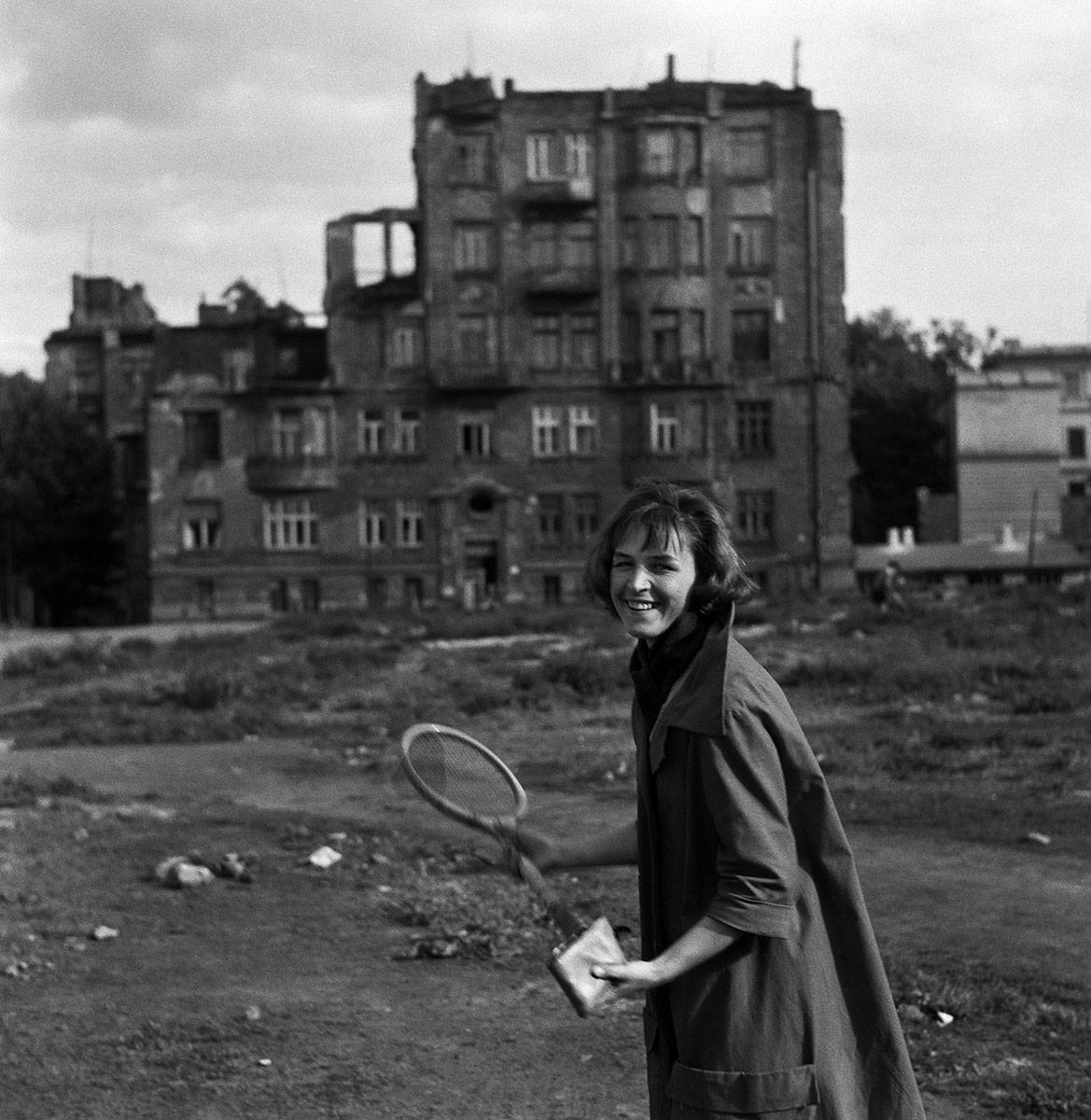 Grażyna Hase podczas sesji na ul. Okólnik w Warszawie, 1959 (Fot. Krystian Barcz, FORUM)