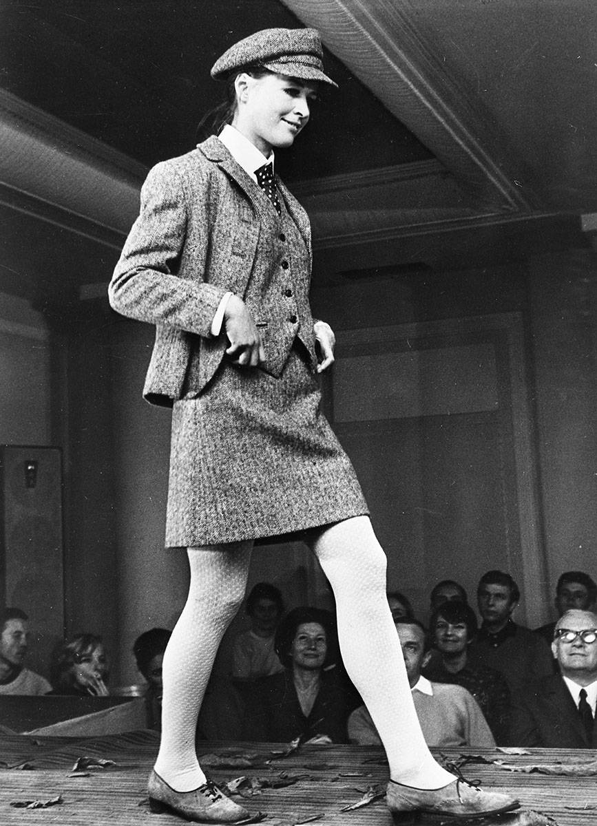 Grażyna Hase w kostiumie Lenin na premierowym pokazie kolekcji Kozak Look, 1967 rok (Fot. Cezary Marek Langda, PAP)