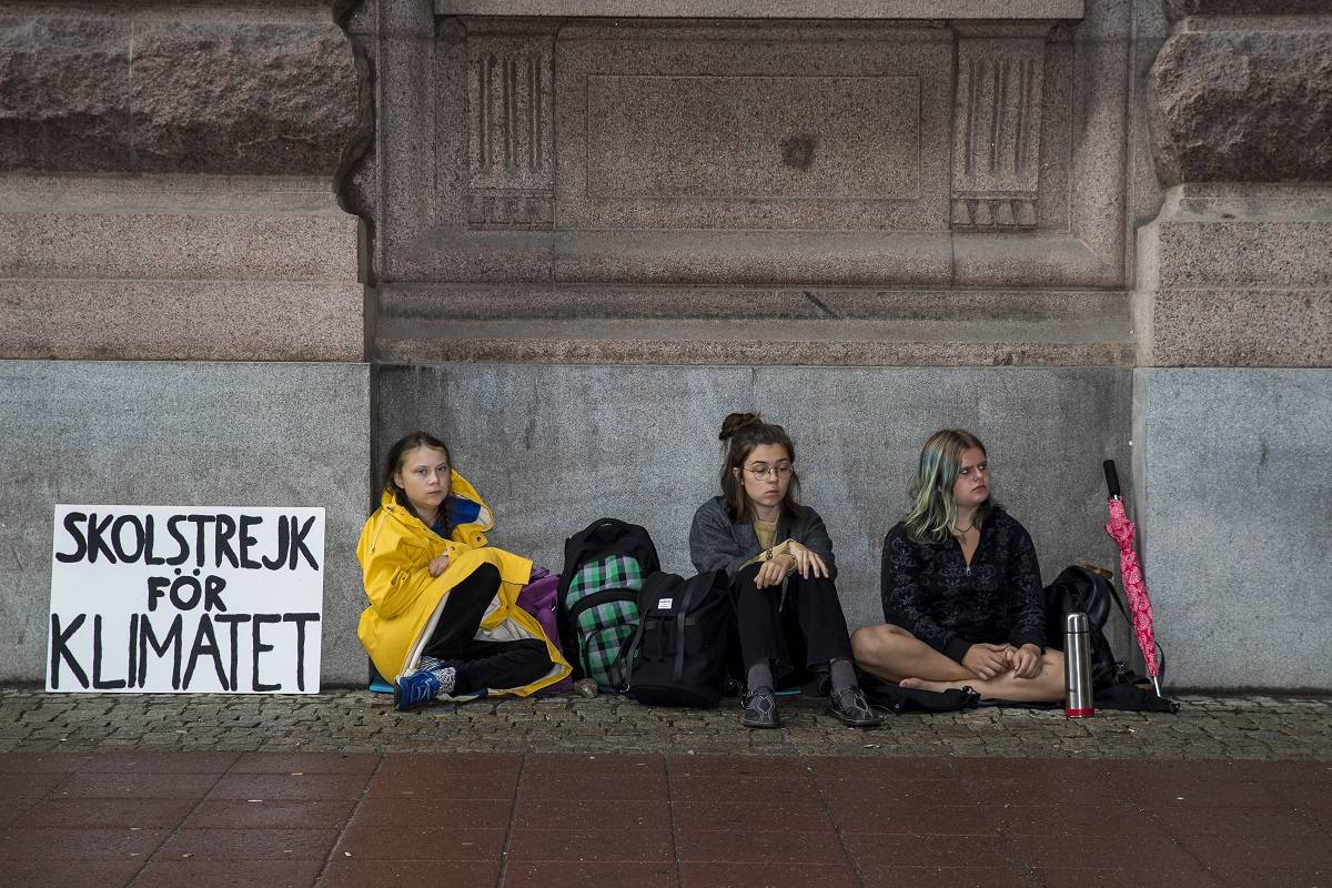 Protest uczniów przed siedzibą szwedzkiego parlamentu