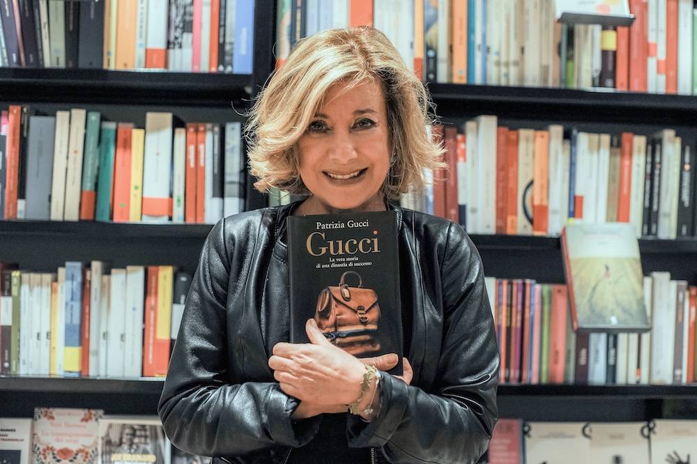 Patrizia Gucci z książką „Gucci. Prawdziwa historia dynastii sukcesu” (Fot. Getty Images)
