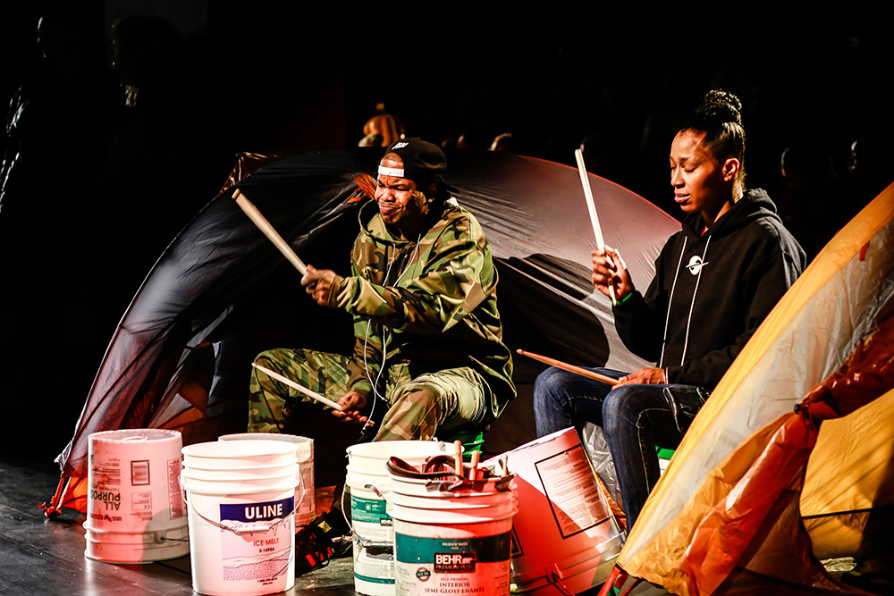 Performerzy występujący podczas pokazy kolekcji Gypsy Sport (Fot. Getty Images)
