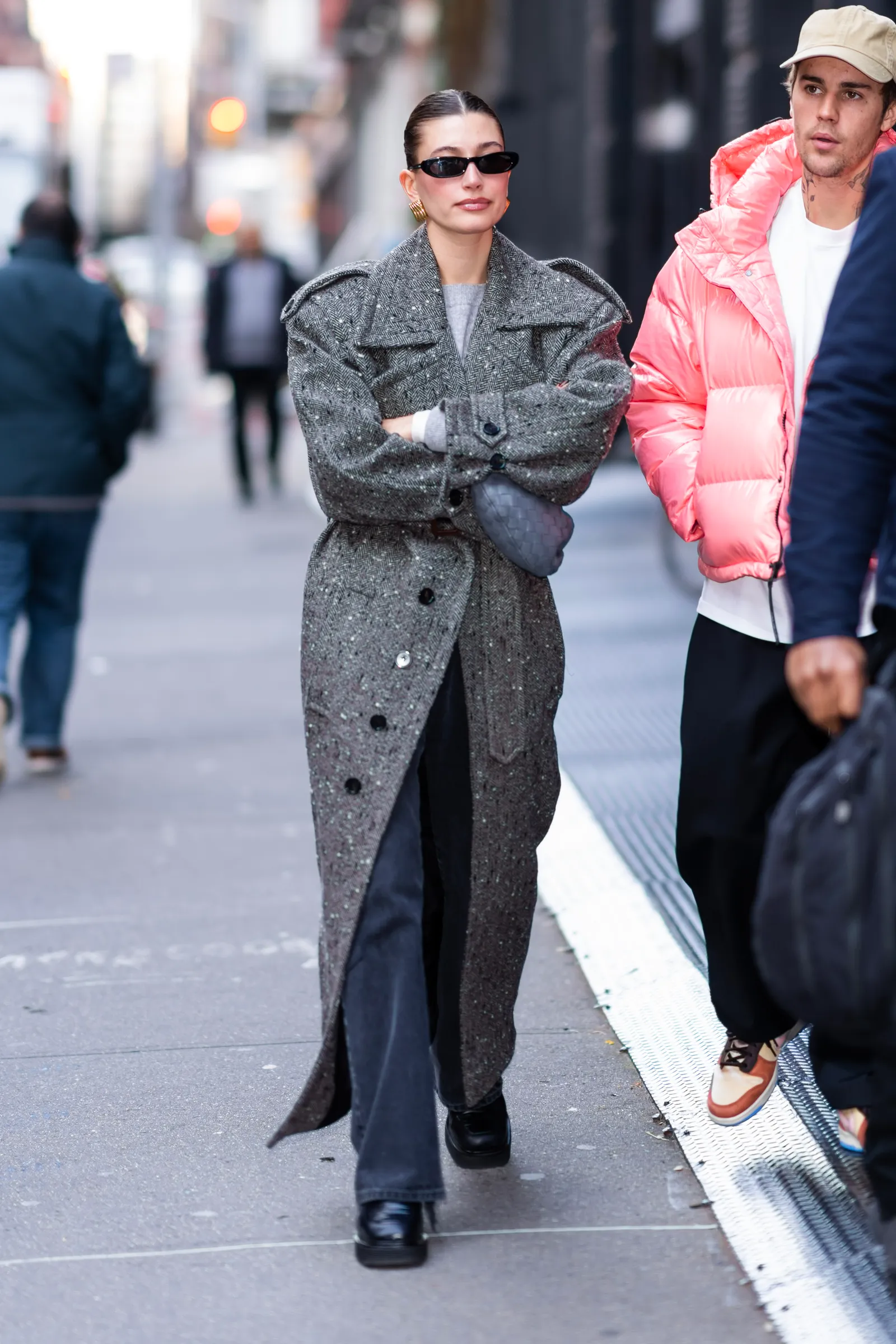 To jedna z naszych ulubionych stylizacji. Hailey ponownie sięgnęła po płaszcz od Saint Laurent. Tweed aż do ziemi z wyraźnie zarysowanymi ramionami przyciąga uwagę. (Fot. Getty Images)