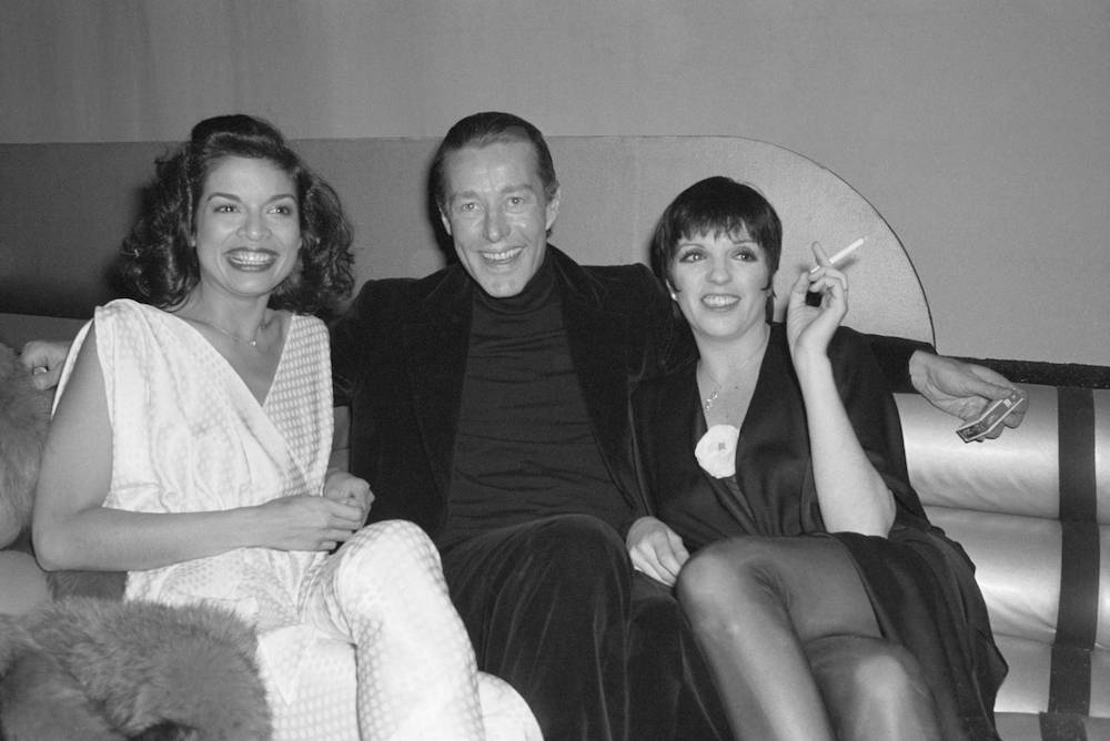 Halston z Bianką Jagger i Lizą Minelli (Fot. Getty Images) 