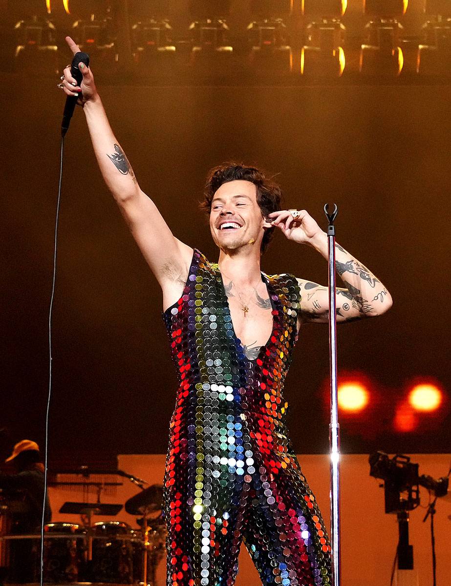 Harry Styles w disco stylizacji i kombinezonie niczym Elvis Presley / (Fot. Getty Images)