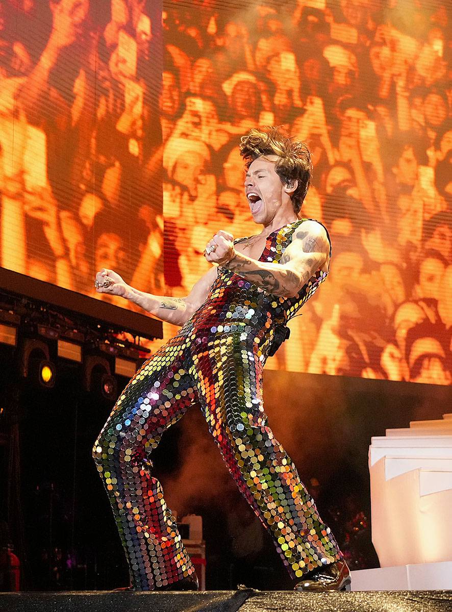 Harry Styles podczas energetycznego występu na Coachelli / (Fot. Getty Images)