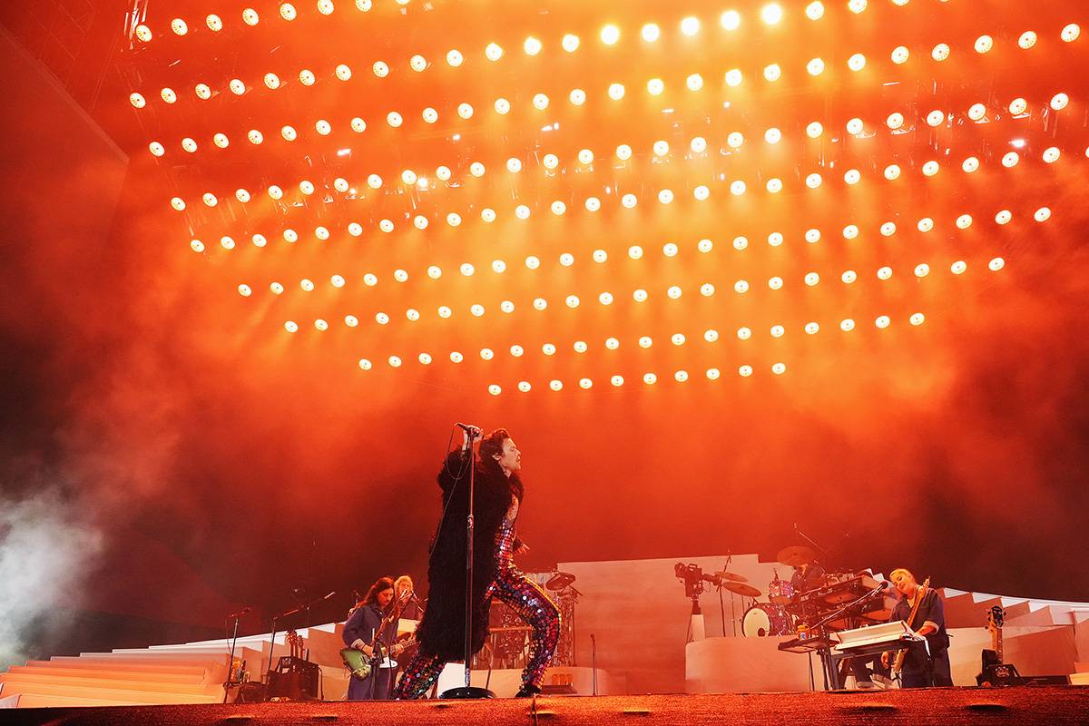 Harry Styles na scenie podczas festiwalu Coachella w szytym na miarę futrze od Gucci / (Fot. Getty Images)