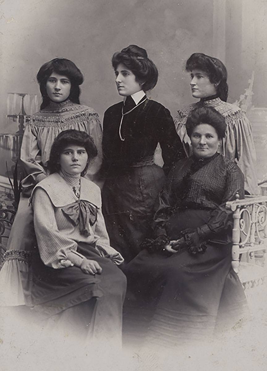 Zdjęcie Heleny Rubinstein z matką i trzema siostrami, Atelier Kamera, Kraków 1905 rok. / Archives Helena Rubinstein