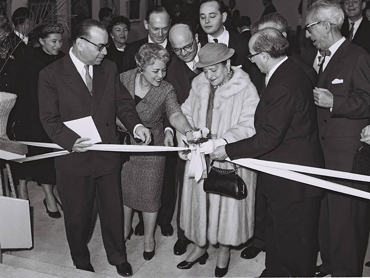 Helena Rubinstein otwiera Pawilon swojego imienia w Muzeum Sztuki w Tel Awiwie w 1959 roku. / Wikimedia Commons
