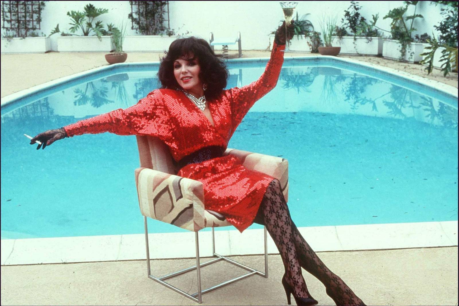 Joan Collins na gali wręczenia nagród Costume Designers Guild (Fot. Helmut Newton / East News)