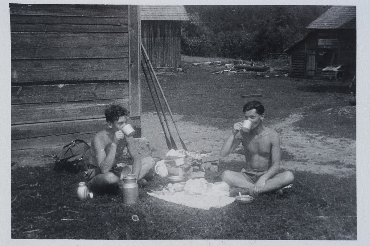 Zdzisław Najder i Zbigiew Herbert podczas wyprawy kajakowej, okolice Augustowa, lata 50. 