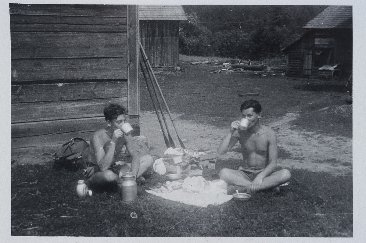 Zdzisław Najder i Zbigiew Herbert podczas wyprawy kajakowej, okolice Augustowa, lata 50.
