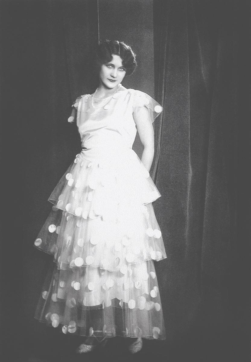 Modelka w sukni karnawałowej z Domu Mody Bogusław Herse, fotografia reklamowa, ok. 1931, fot. Benedykt Jerzy Dorys, w zbiorach Biblioteki Narodowej / POLONA