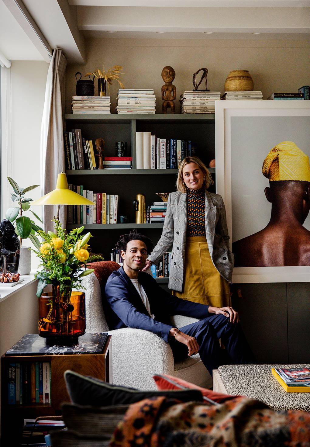 Projektantka wnętrz, Sophie Ashby z mężem, projektantem mody, Charliem Caselym-Hayfordem w mieszkaniu w White City. (Fot. Owen Gale dla House&Garden)
