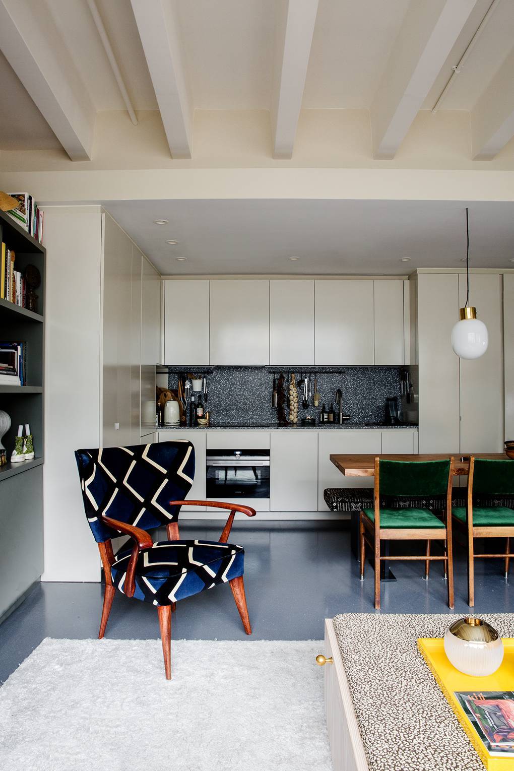 Częścią oryginalnej przestrzeni są białe belki oraz plan otwartej przestrzenni między kuchnią i salonem. (Fot. Owen Gale dla House&Garden)
