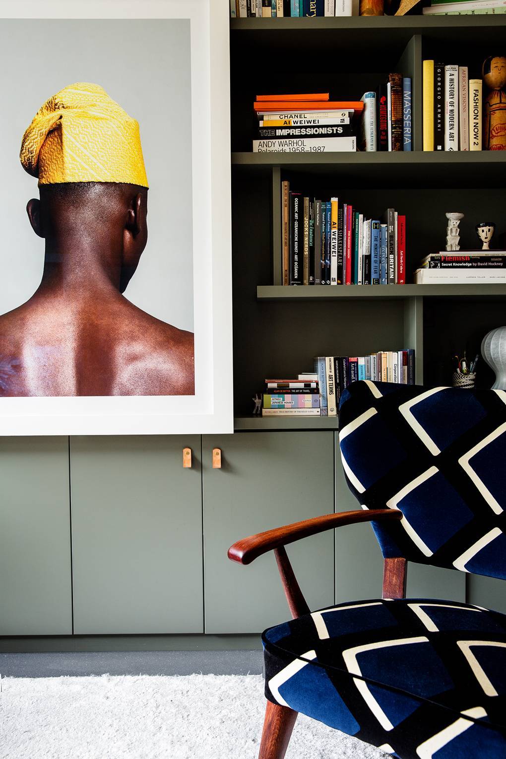 Odbitka zdjęcia nigeryjskiego fotografa Lungiswa Gqunta wisi na rolecie, zasłaniając tym samym telewizor. (Fot. Owen Gale dla House&Garden)