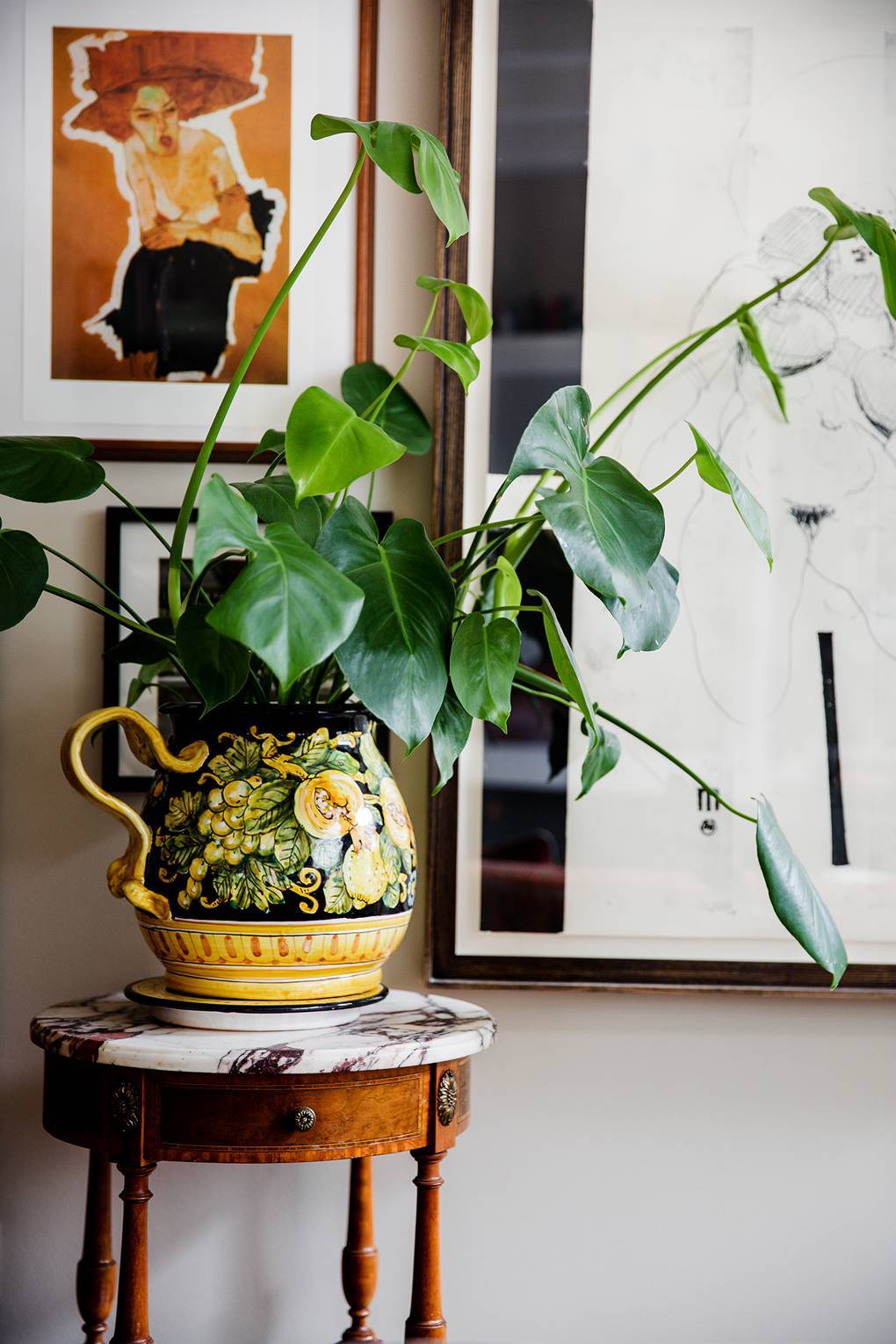 Para ozdobiła mieszkanie antykami i przedmiotami kolekcjonowanymi przez lata. Elementem zieleni są rośliny z Conservatory Archives w dzielnicy Hackney. (Fot. Owen Gale dla House&Garden)