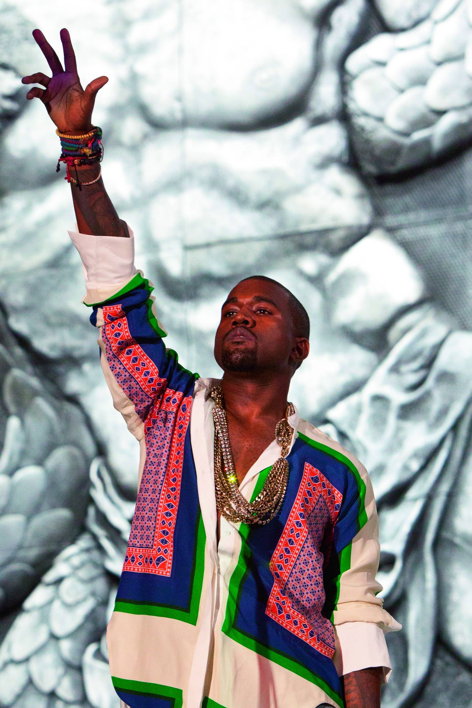 Kanye West w koszuli z damskiej kolekcji Celina na Coachelli 2011 /(Fot. Getty Images)