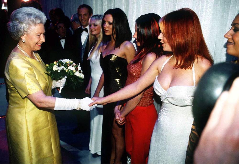 Spice Girls poznają Elżbietę II w 1997 roku (Fot. Getty Images)