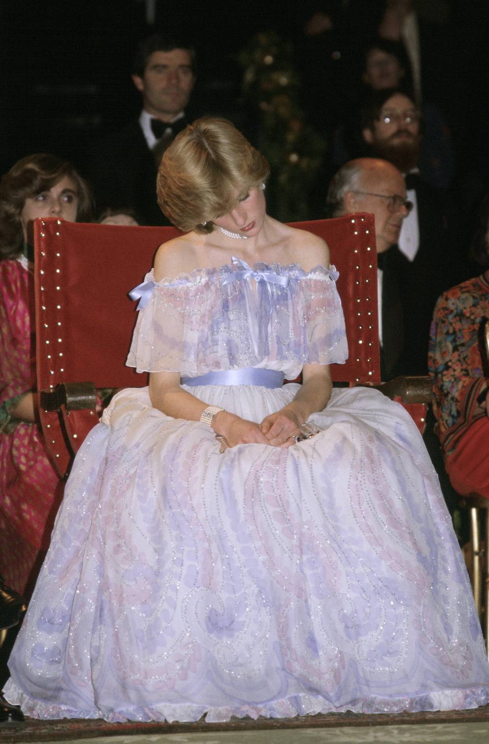 Historia jednego zdjęcia: Śpiąca Lady Di w 1981 roku. Uchwycona przez fotografa w listopadzie 1981 roku podczas gali w Muzeum Victorii i Alberta przypominała współczesną Śpiącą Królewnę.
