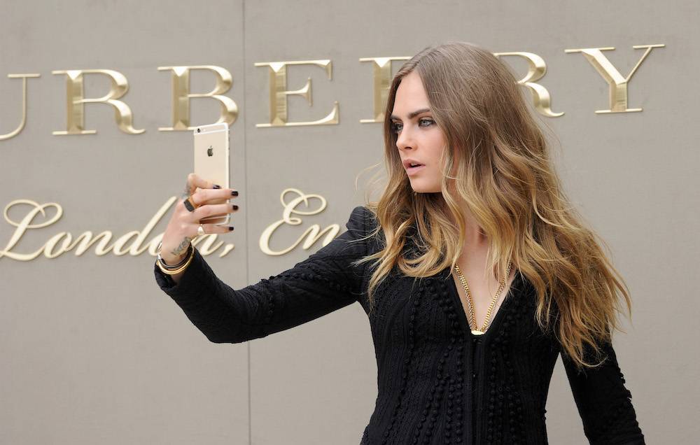 Cara Delevingne na pokazie Burberry w 2016 roku (Fot. Getty Images)