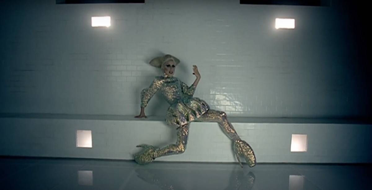 Lady Gaga w kreacji od Alexandra McQueena w teledysku do Bad Romance (Fot. materiały prasowe)