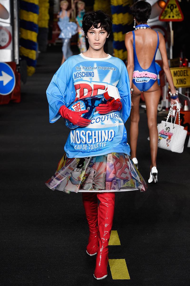 Bella Hadid w pokazie kolekcji Moschino wiosna-lato 2016