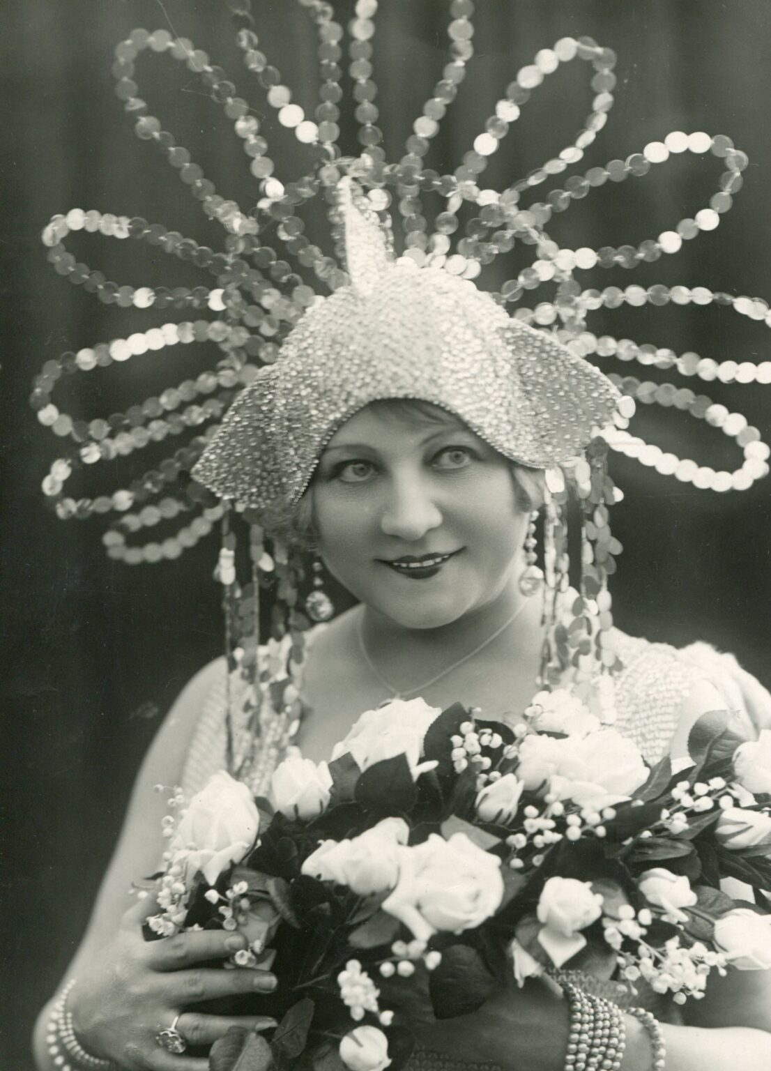 Wiktoria Kawecka z biiuterią teatralną jako Hrabina Marica, 1925