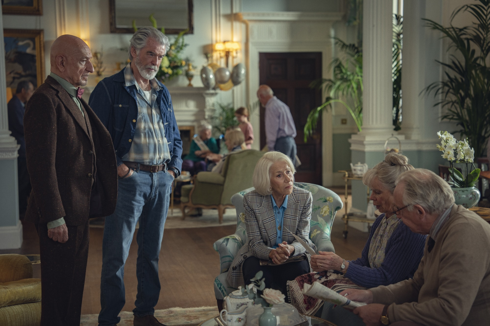 Helen Mirren w „Czwartkowym Klubie Zbrodni” na Netflixie gra u boku Celii Imrie, Pierce’a Brosnana i Bena Kingsleya (Fot. materiały prasowe)