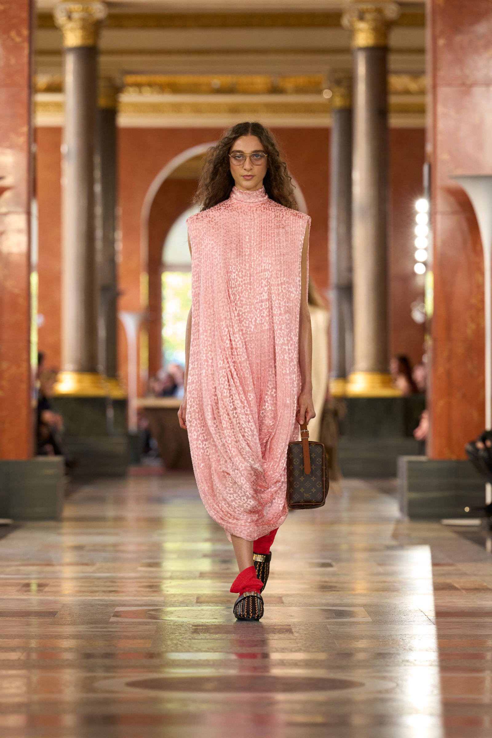 Tuniki z kolekcji Louis Vuitton będą hitem sezonu wiosna-lato 2026 (Fot. materiały prasowe)